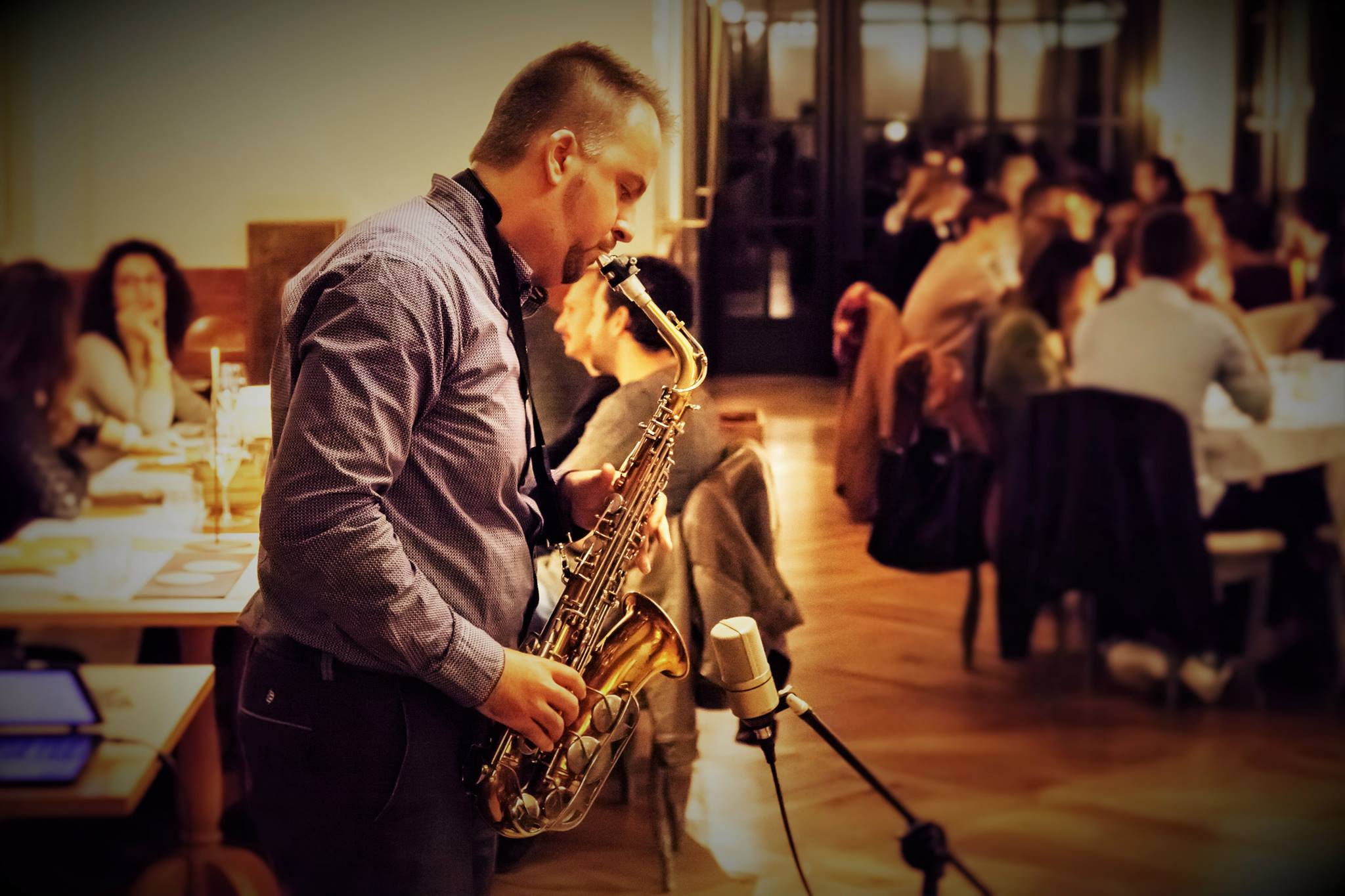 Giovani Tramontin suona il sassofono durante una serata in ristorante