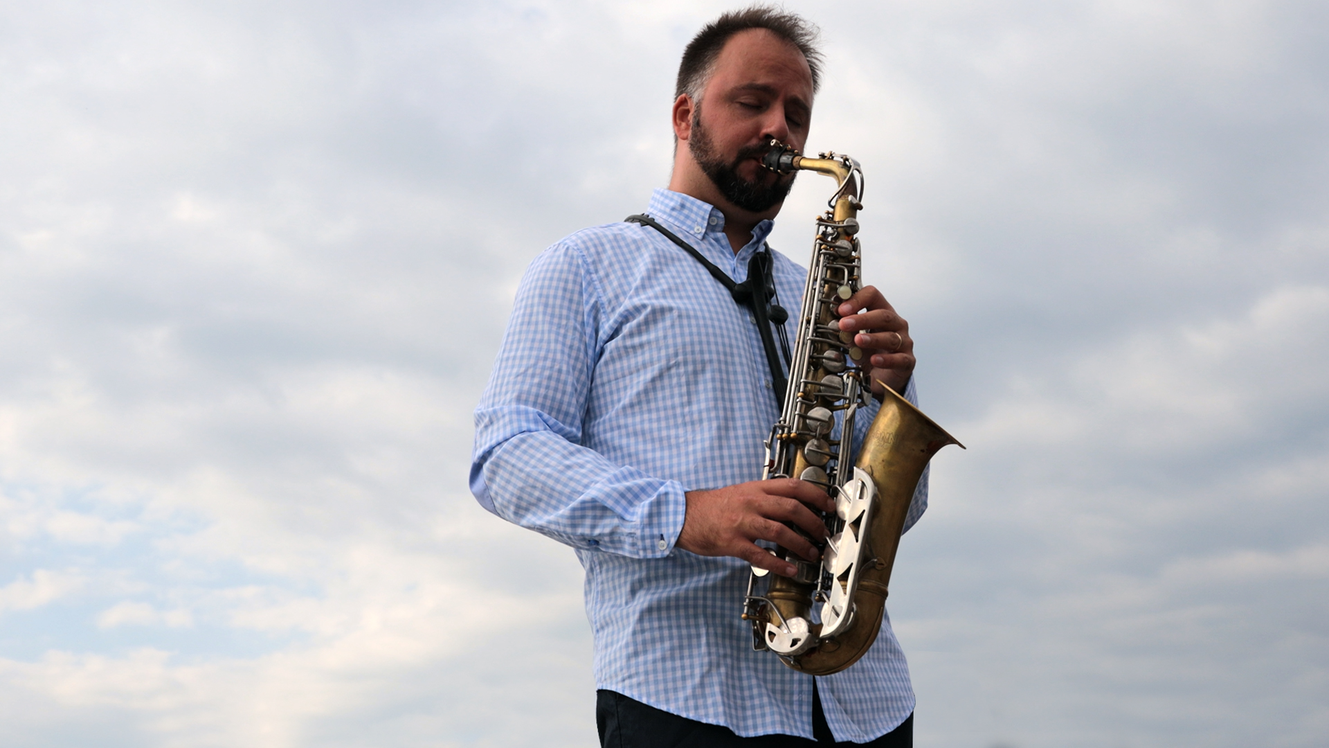 Giovani Tramontin durante una performance dal vivo
